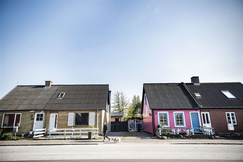 Nogle små byhuse i en forladt by et sted i Danmark