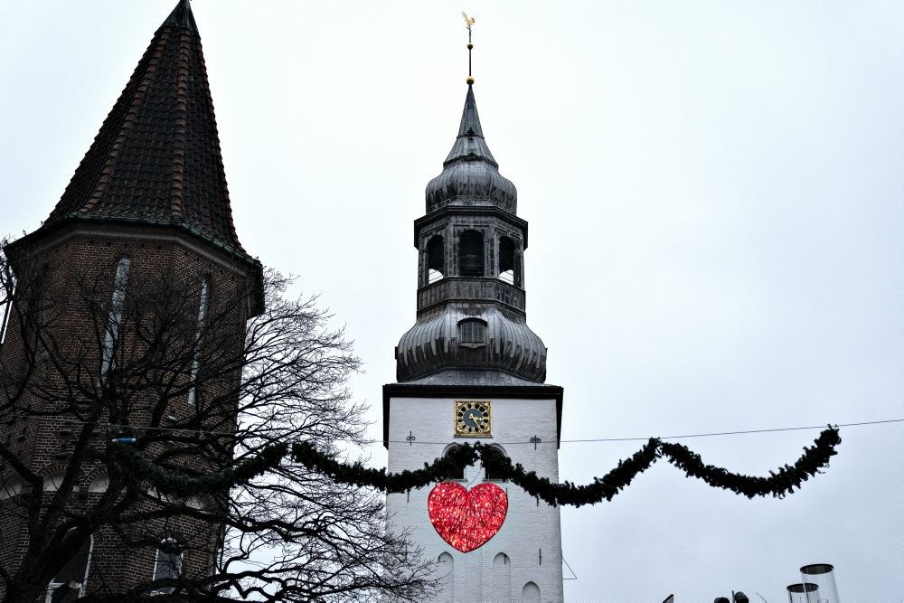En juledekoration foran et kirketårn
