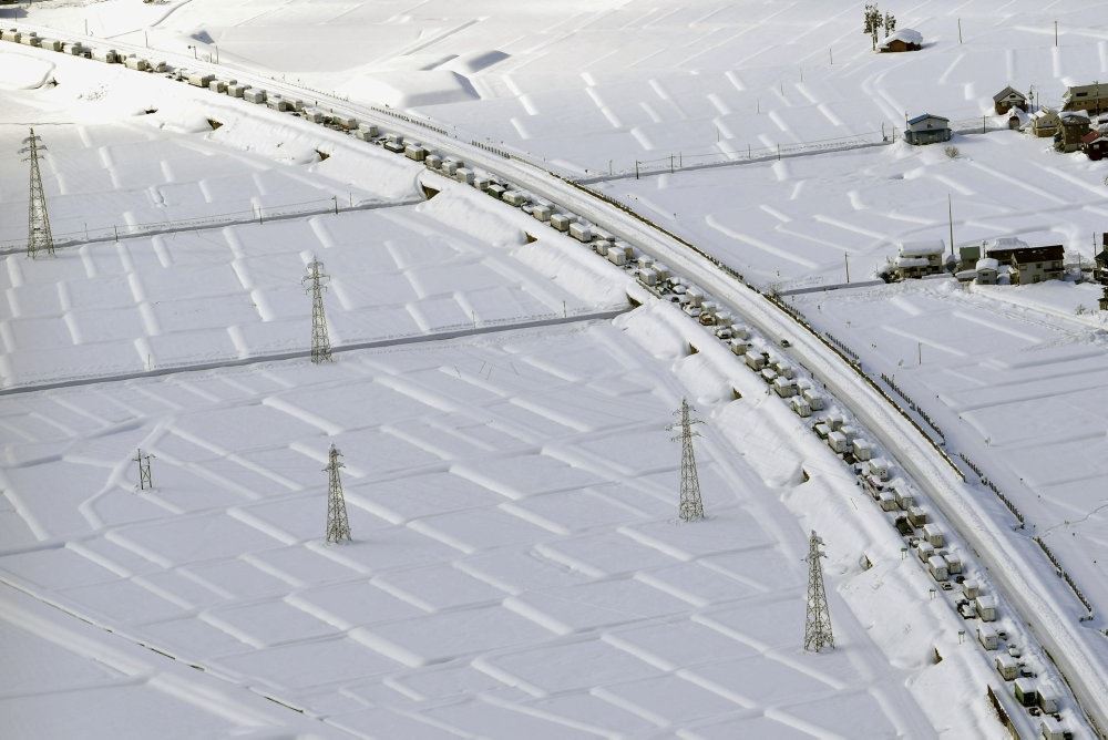 snedækket motorvej set fra luften