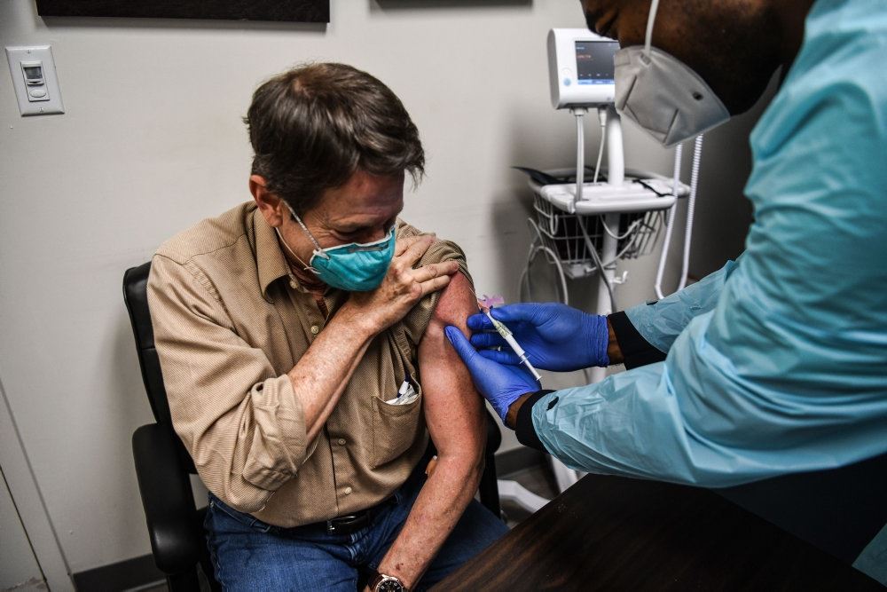 En ung mand bliver vaccineret 