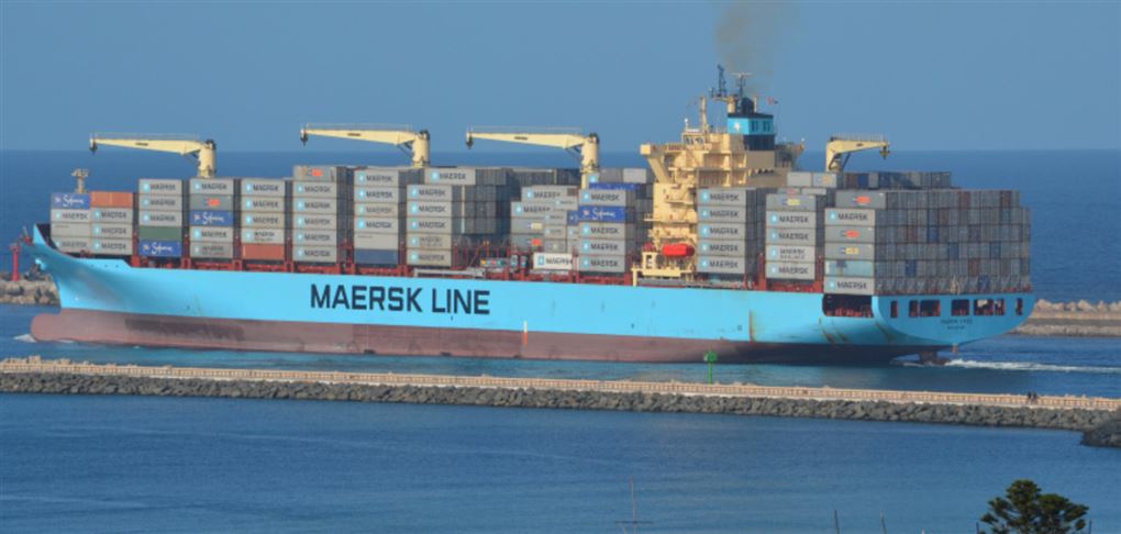 Et containerskib forlader en havn