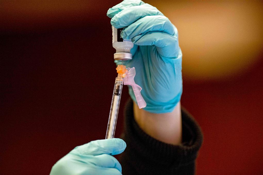 Vaccine tappes med sprøjte fra ampul