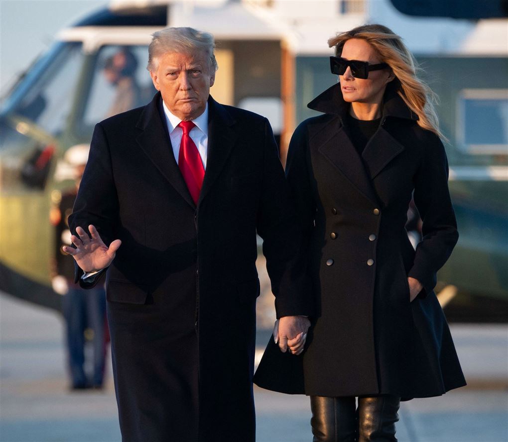 Trump og førstedamen på vej ud af helikopteren