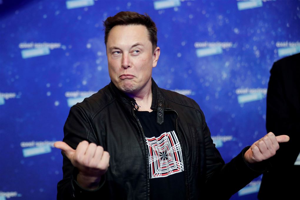 Elon Musk med tommelfingrene opad