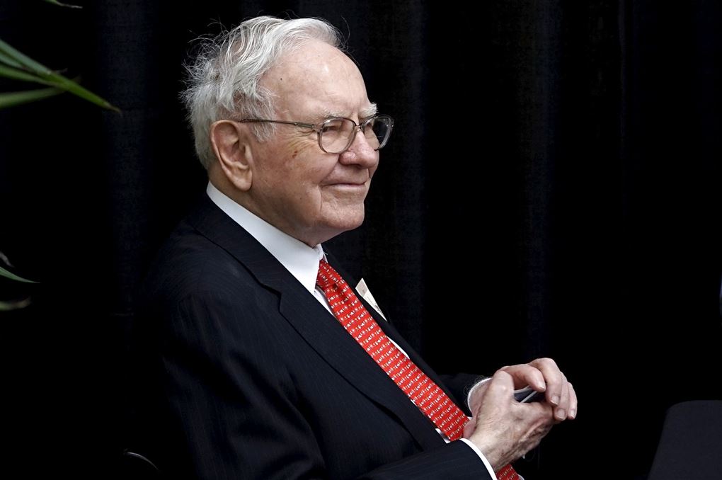 Warren Buffet med rødt slips
