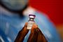 Læge holder ampul med vaccine