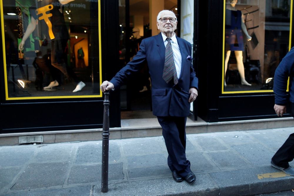 modeskaberen Pierre Cardin står foran butik