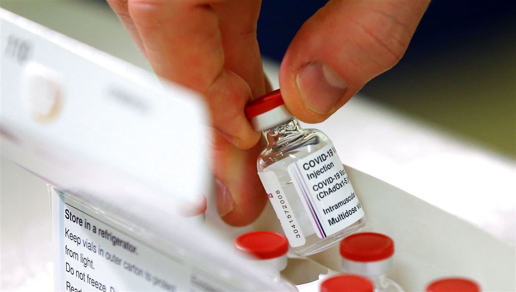 En dosis vaccine mod corona i en lille glasbeholder med rødt låg