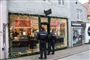to betjente foran butik i Aarhus