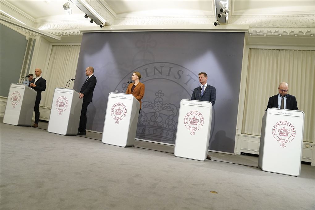 fem pulte ved pressemøde i statsministeriet 