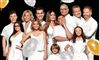 Medlemmer af "Modern Family" alle i hvidt tøj
