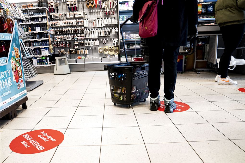 Afstandsmærkater i gulvet i et supermarked