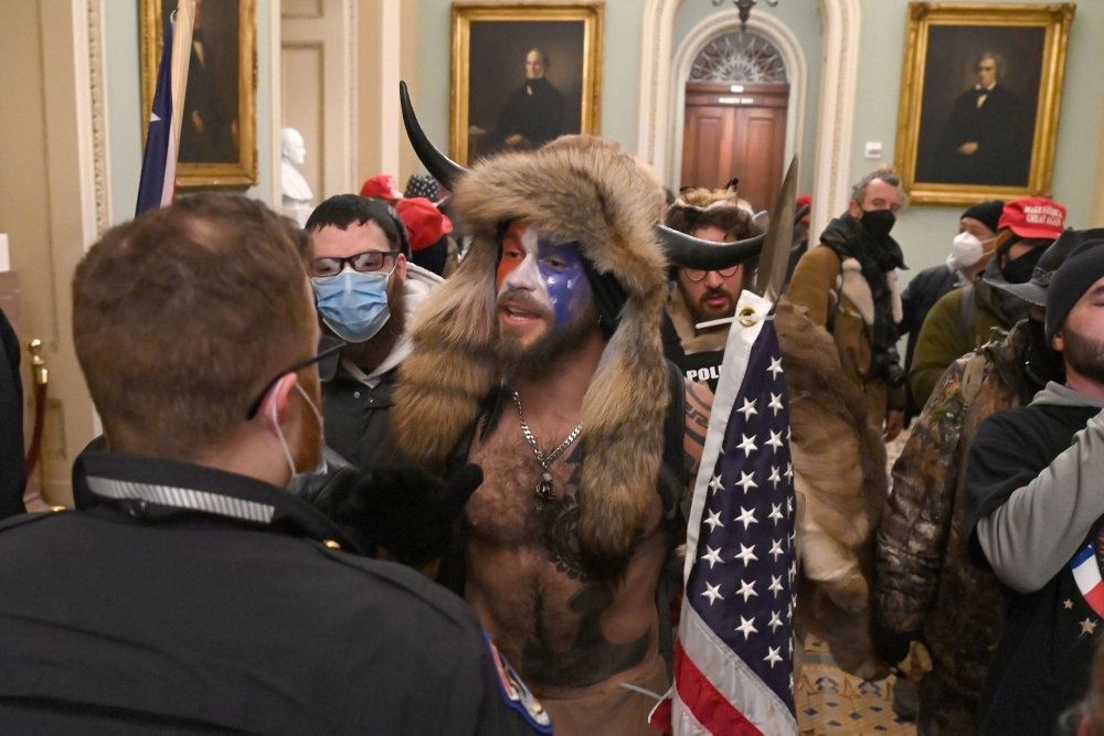 en udklædt demonstrant inde i den amerikanske kongres 