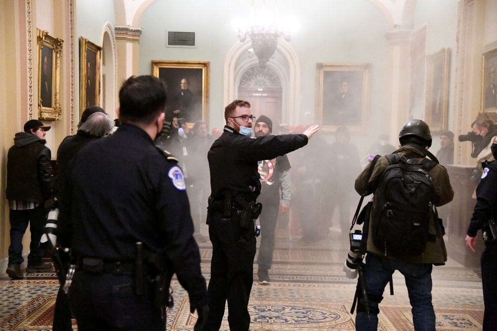 røg og politifolk inde i den amerikanske kongres 