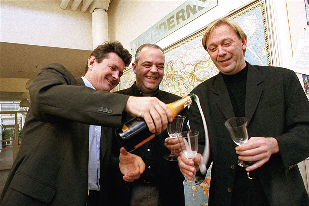 Tre mænd skåler i champagne