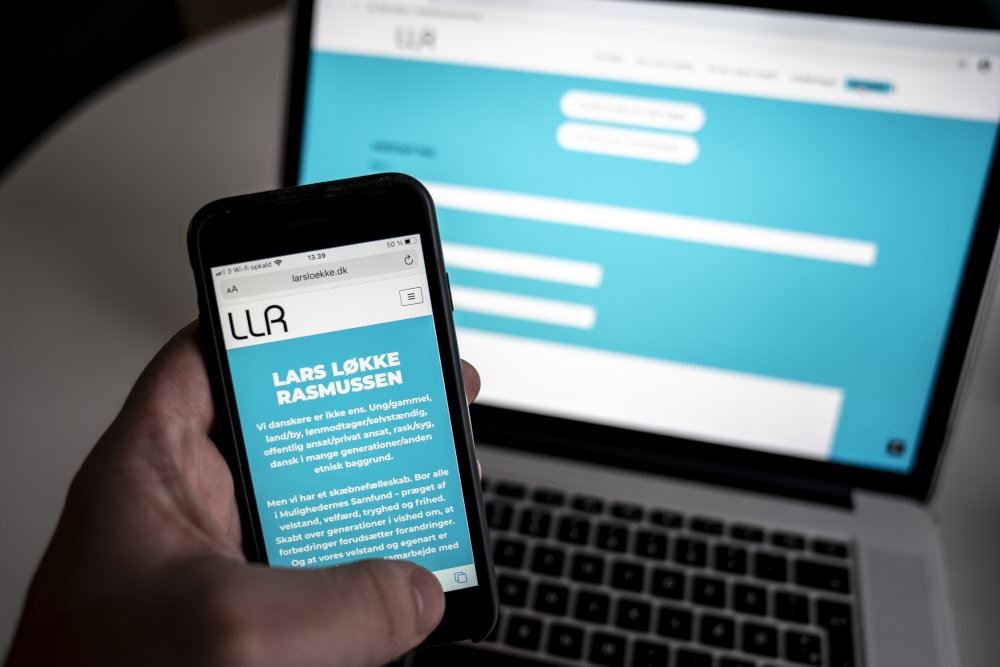 mobilskærm viser hjemmesiden for Lars Løkke Rasmussens nye politiske netværk