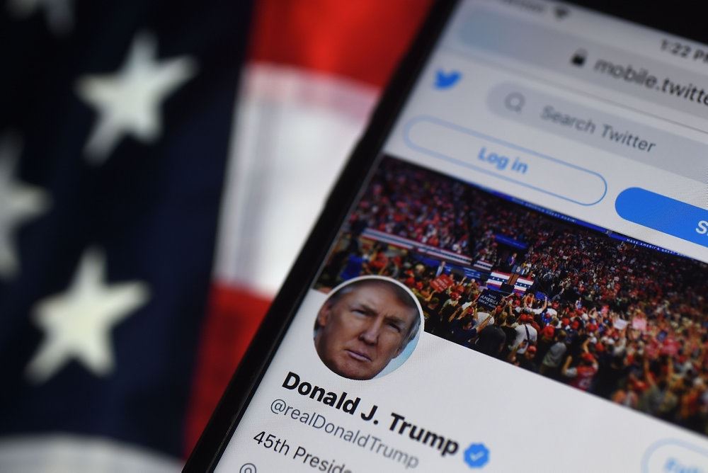 billede af en mobiltelefon med Trumps Twitterkonto