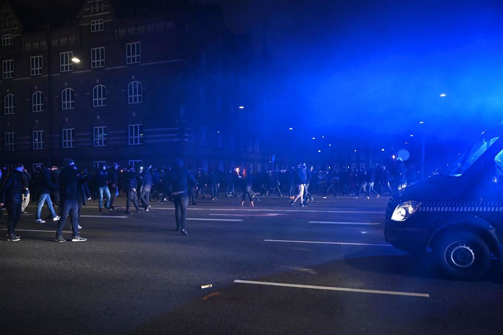 Politi og demonstranter er tæt på hinanden på Rådhuspladsen i København