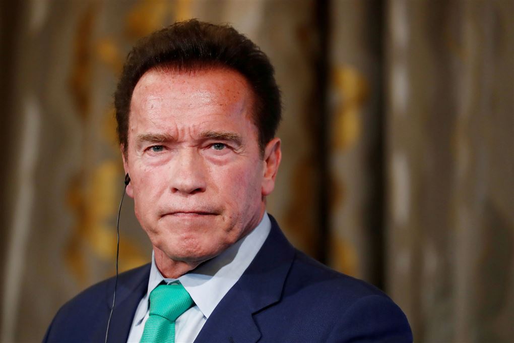 Nærbillede af en sammenbidt Arnold Schwarzenegger. 