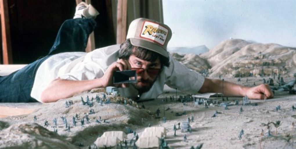 Steven Spielberg ligger på maven og filmer