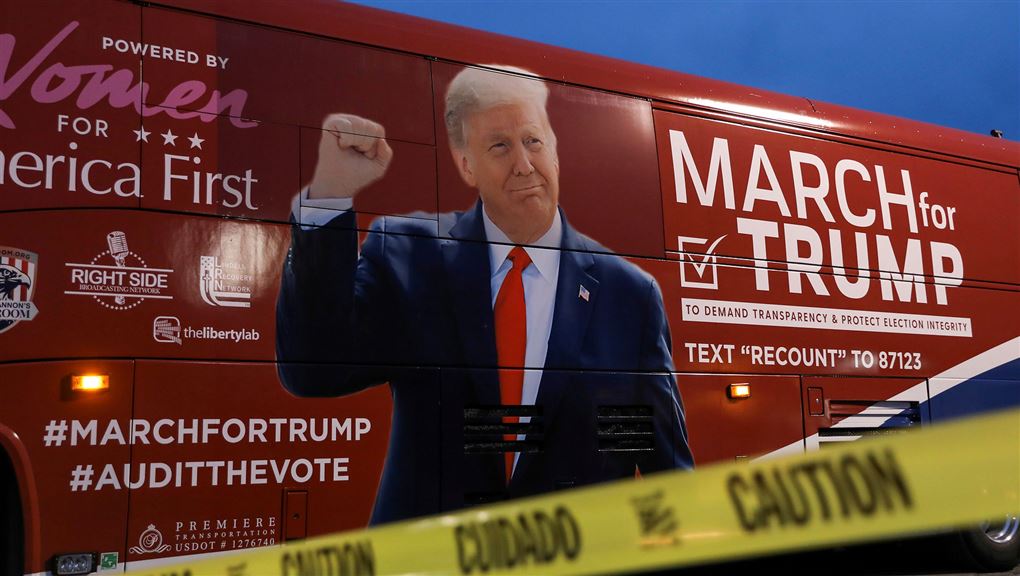 Donald Trump ses afbilledet på siden af varevogn