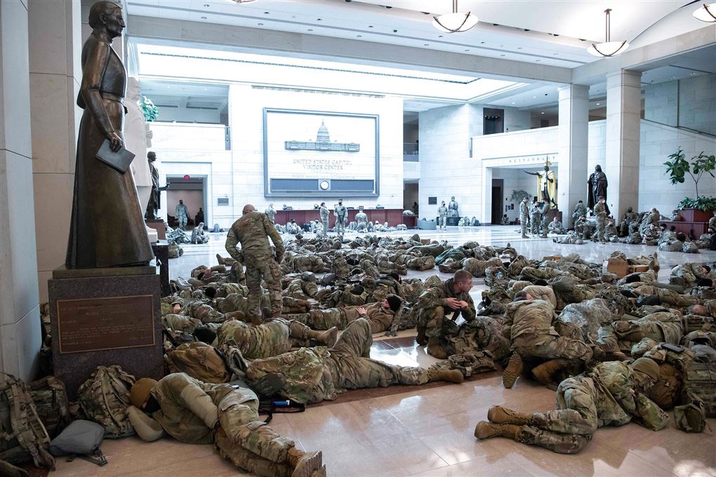Soldater sover i en stor marmorsal
