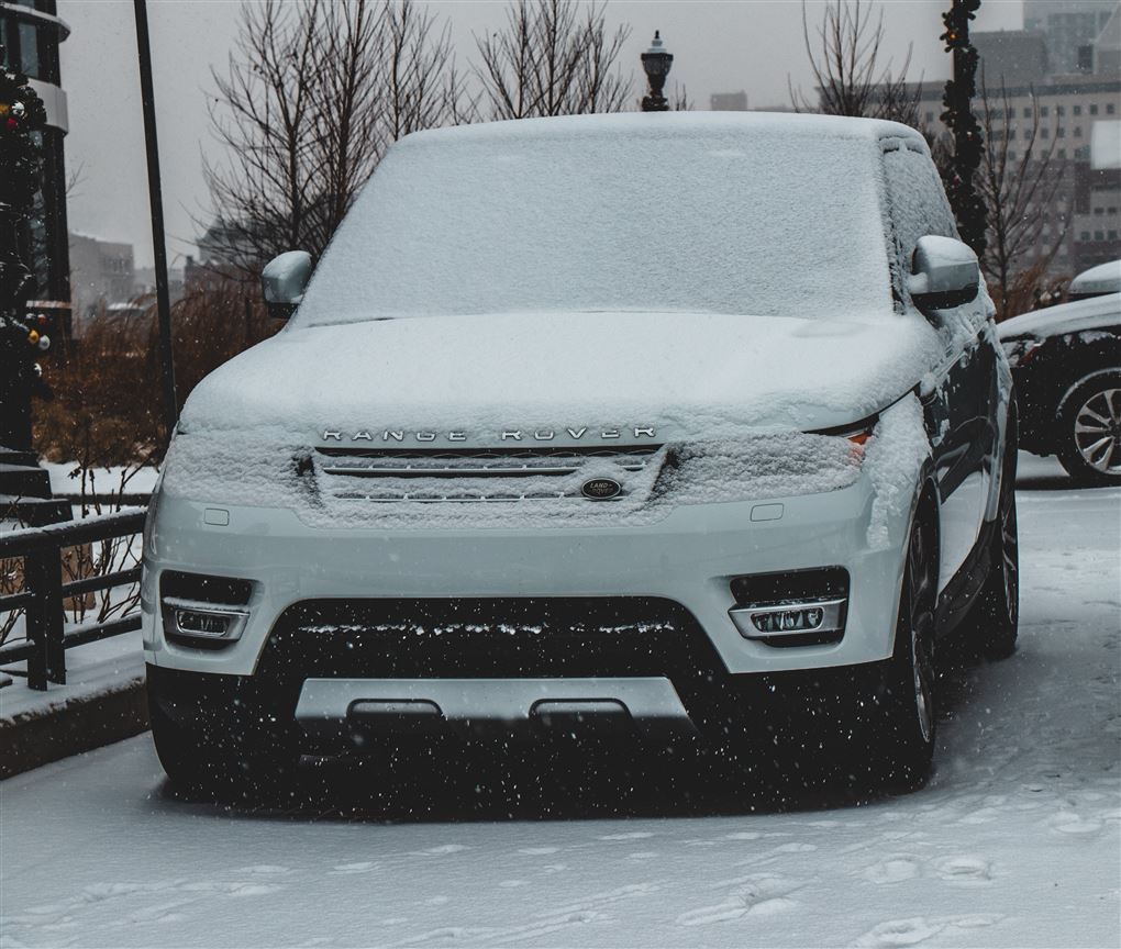 En Range Rover tildækket af sne