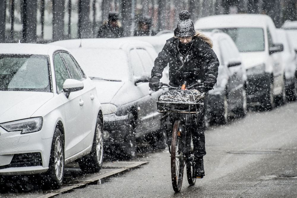 Mand kører på cykel i frostvejr
