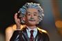 En dukke af Albert Einstein der rækker en finger i vejret.
