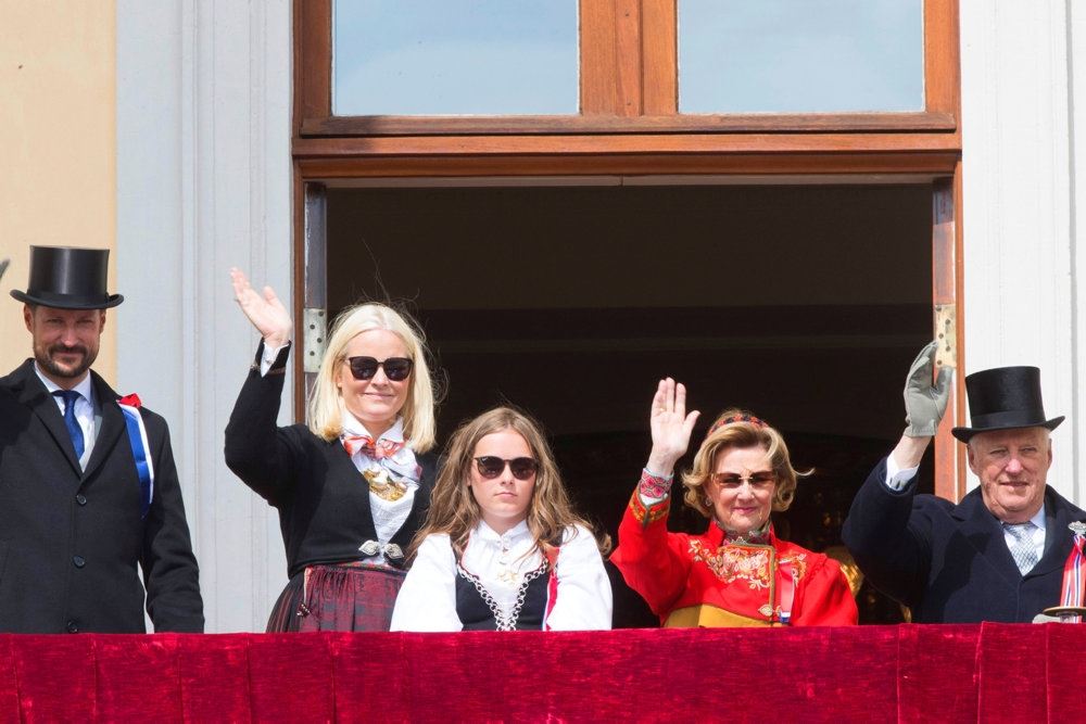 Billede af det norske regentpar og kronprinsfamilien