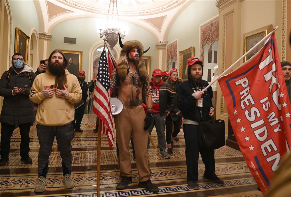 Trumptilhængere med flag inde i kongressen