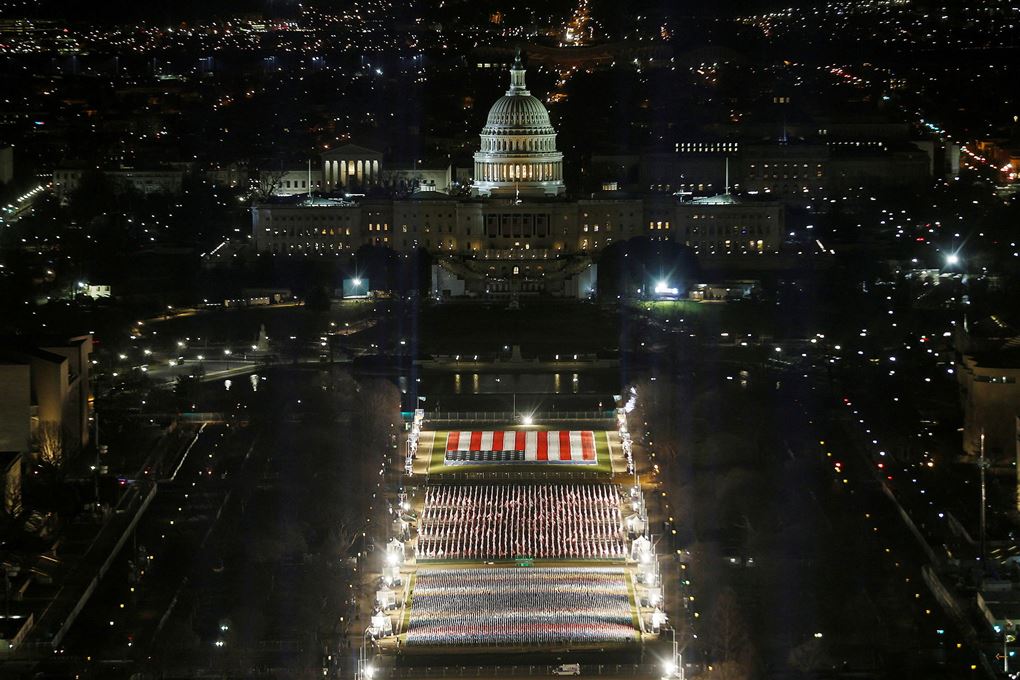 oplyste flag foran kongressen i washington DC