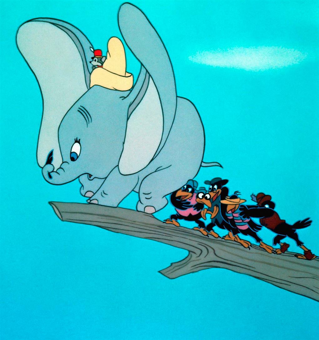 Dumbo er ved at blive skubbet ud fra en gren af en flok krager
