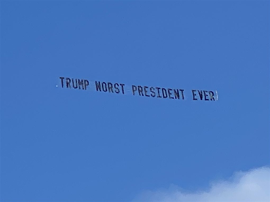 billede af banner der håner Trump