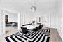 stue i lejlighed med sort-hvidt stribet tæppe på gulvet 