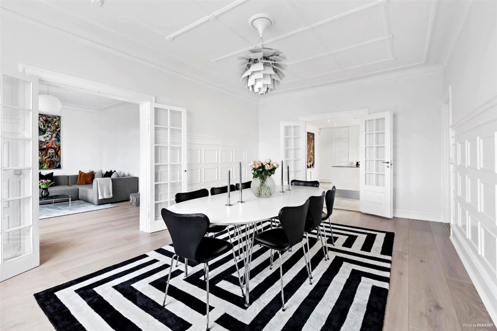 stue i lejlighed med sort-hvidt stribet tæppe på gulvet 