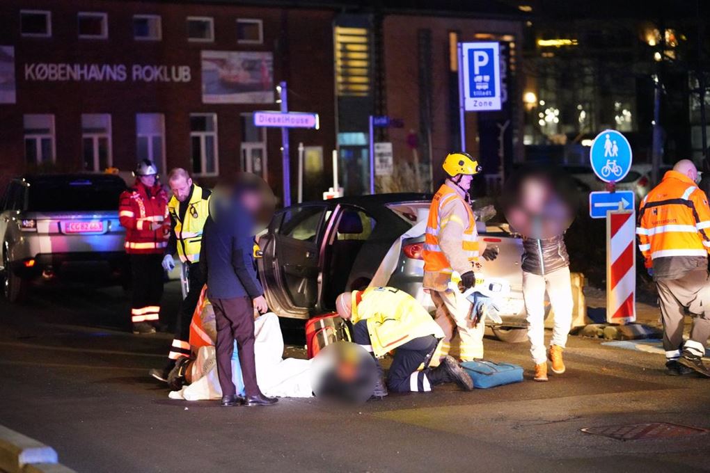Politi og reddere ved en smadret bil