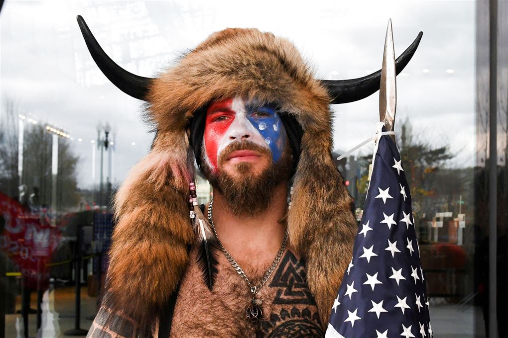 Shamanen Jake Angeli med bøffelhat og det amerikanske flag