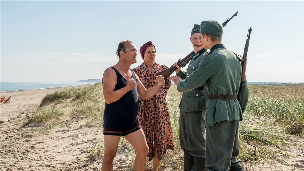 scene fra serien badehotellet hvor de danske beboere møder tyske soldater på stranden