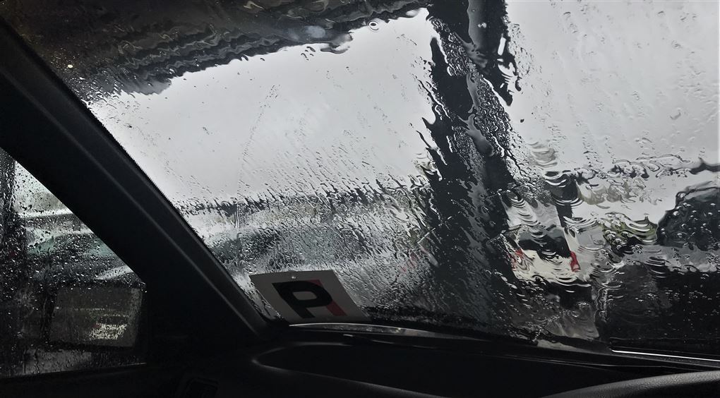 Regn på bilrude set inde fra