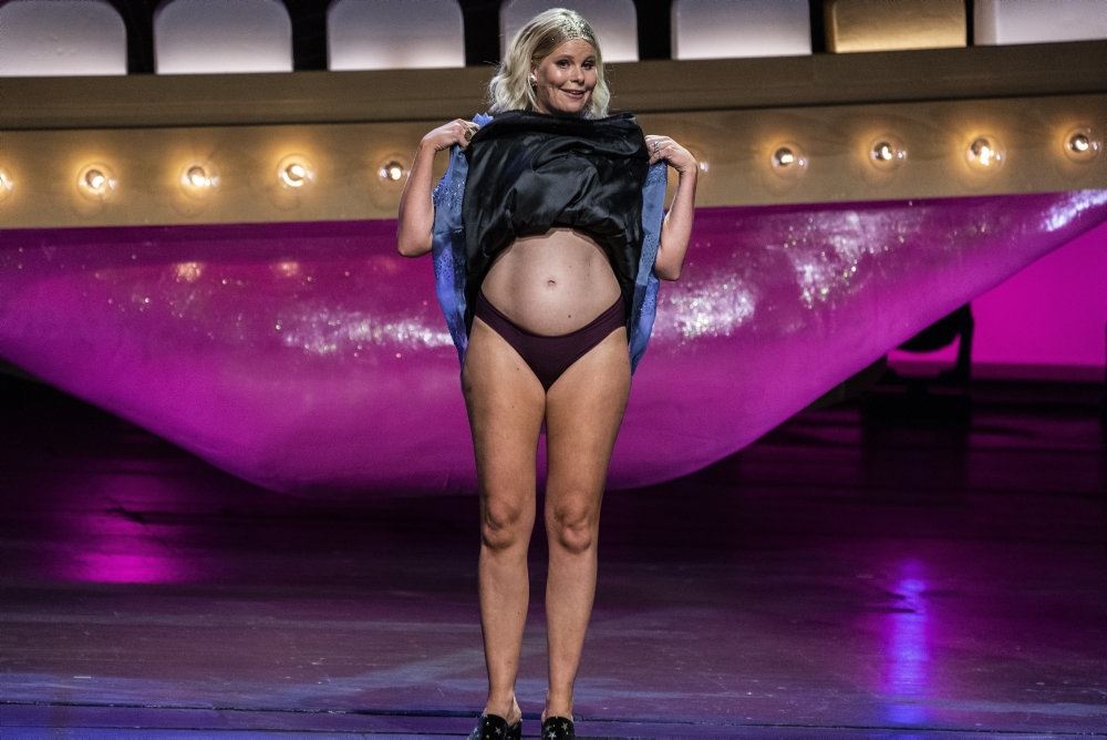 sofie linde viser maven ved tv-show