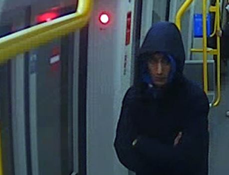 mand med hætte står i metro