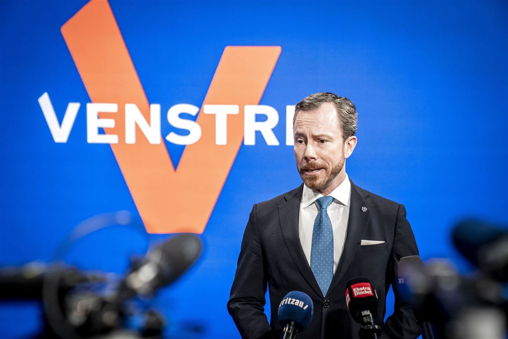 Venstres formand Jakob Ellemann Jensen taler foran venstre-logo 