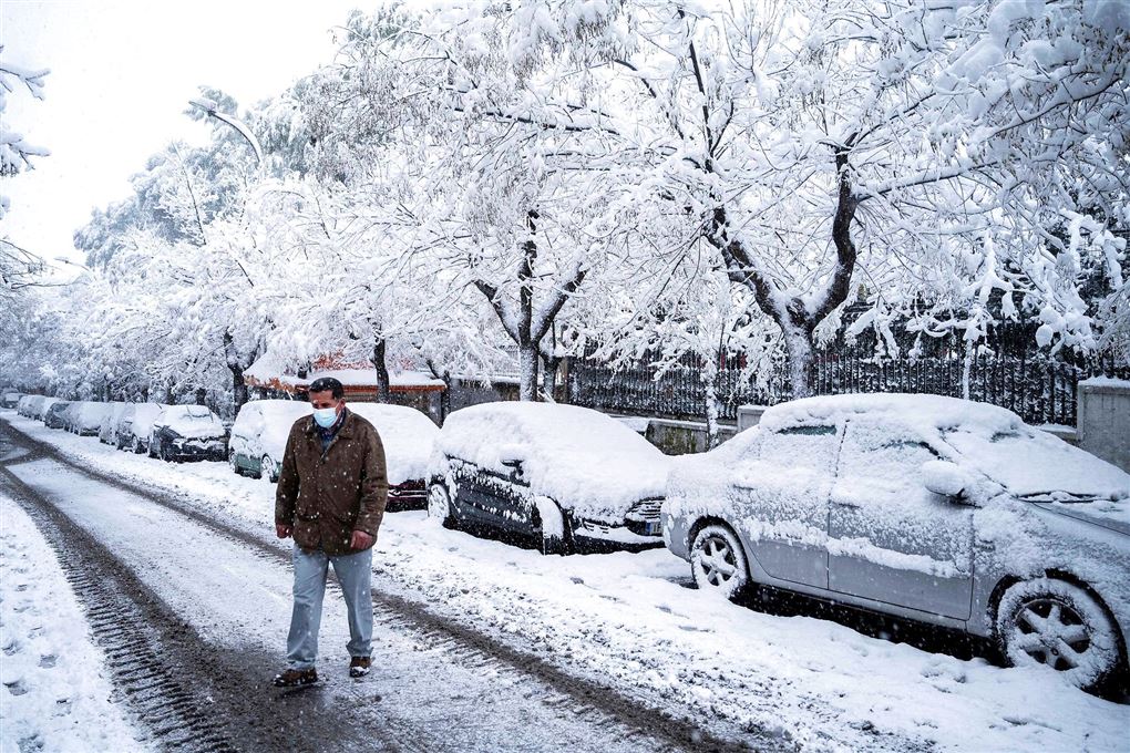 Snedækkede biler på en gade i Athen