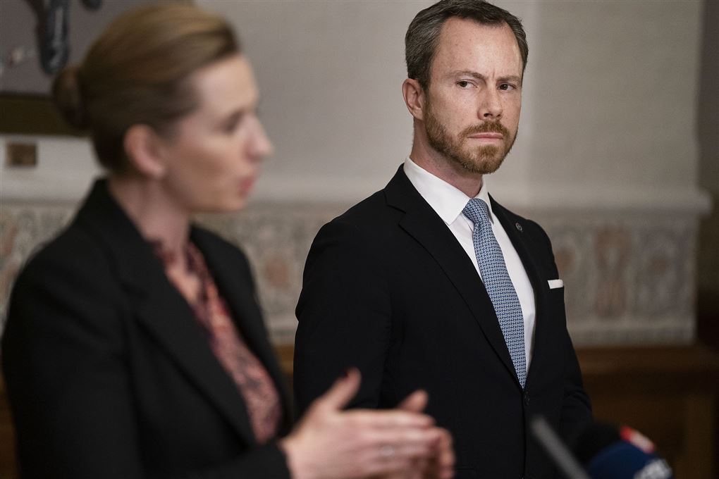 Mette F og Jakob E. kigger surt på hinanden