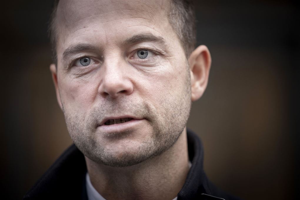 Nærbillede af Morten Østergaard med en meget alvorlig mine. 