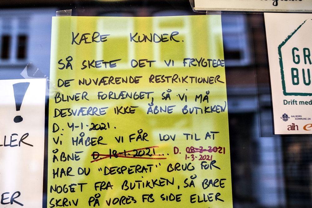 En håndskrevet seddel i et restaurationsvindue