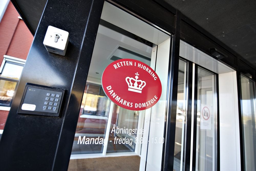 billede af indgangspartiet til Retten i Hjørring