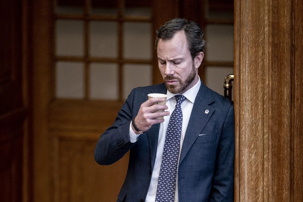 Venstres formand Jakob Ellemann-Jensen står med en kop i hånden