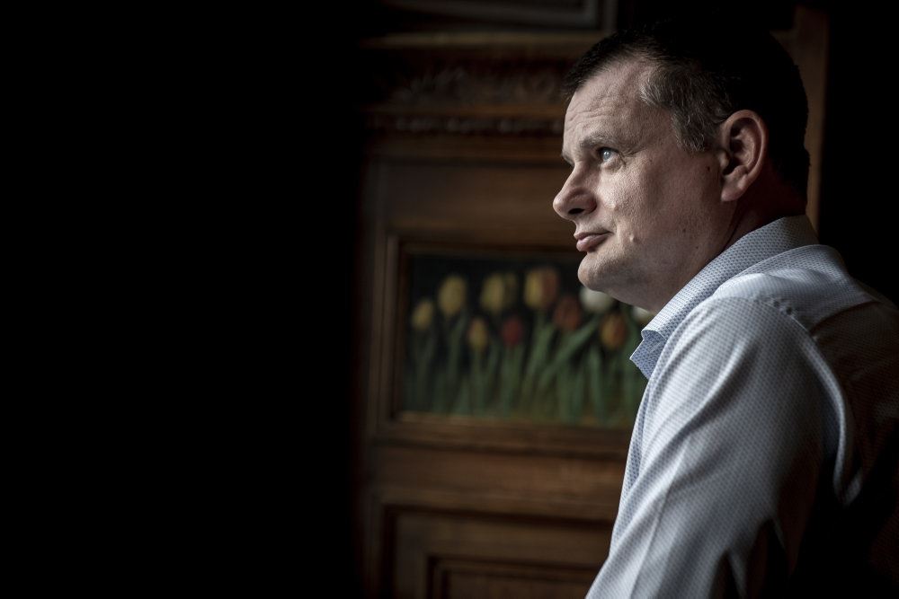 Politiker Lars Weiss set i profil på Købehavns Rådhus